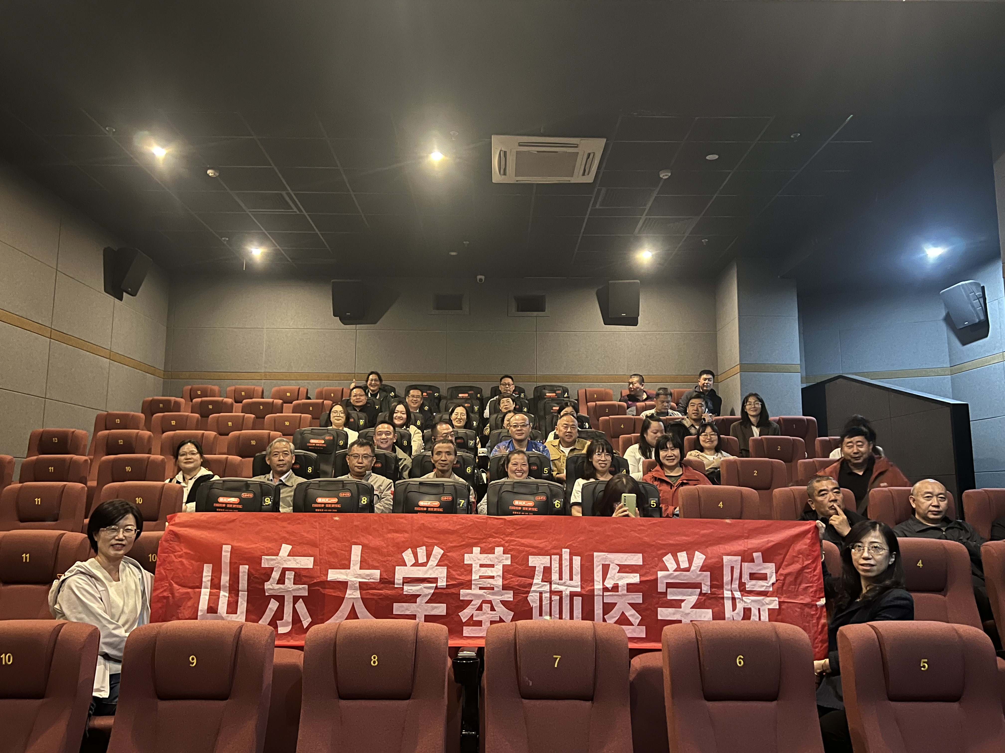 金沙9001cc以诚为本首页组织师生观看电影《断线之后》